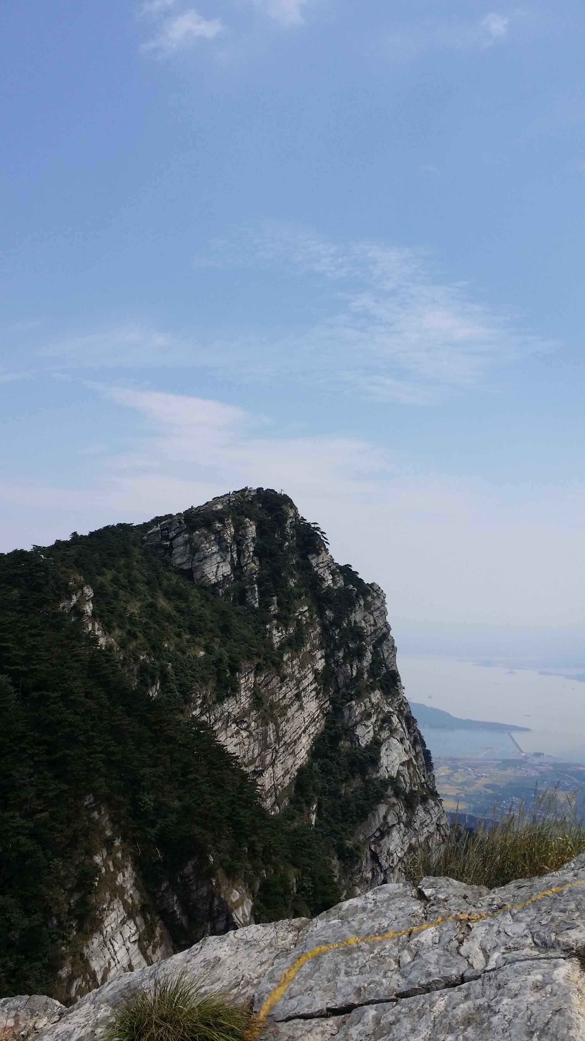 庐山晴空万里的山顶风光手机壁纸