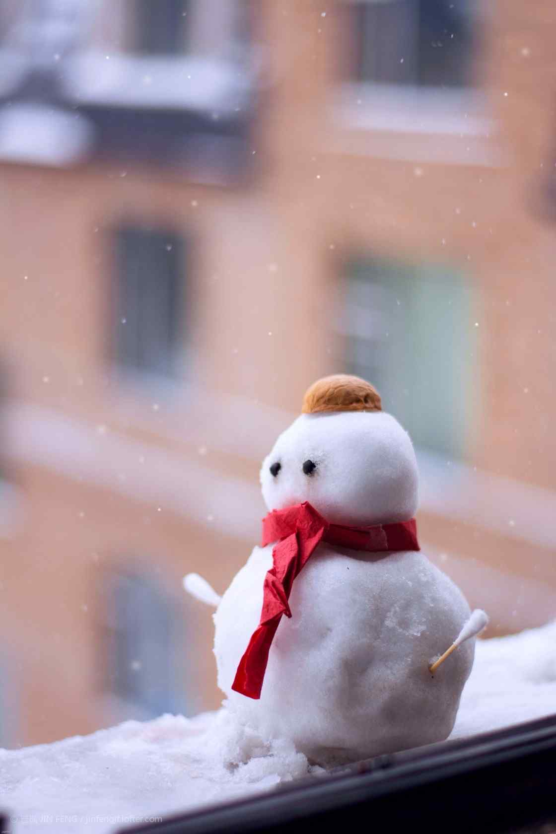 大雪茫茫中窗边的小雪人手机壁纸