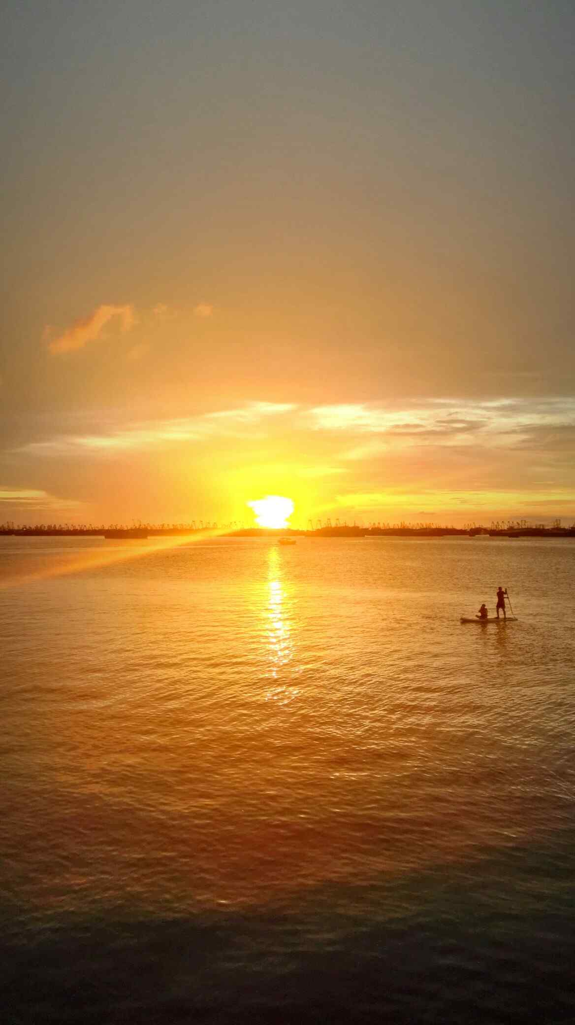 灿烂的大海上的晚霞风景手机壁纸