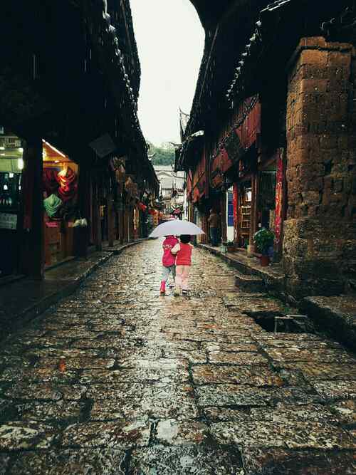 丽江古城-雨天有爱手机壁纸