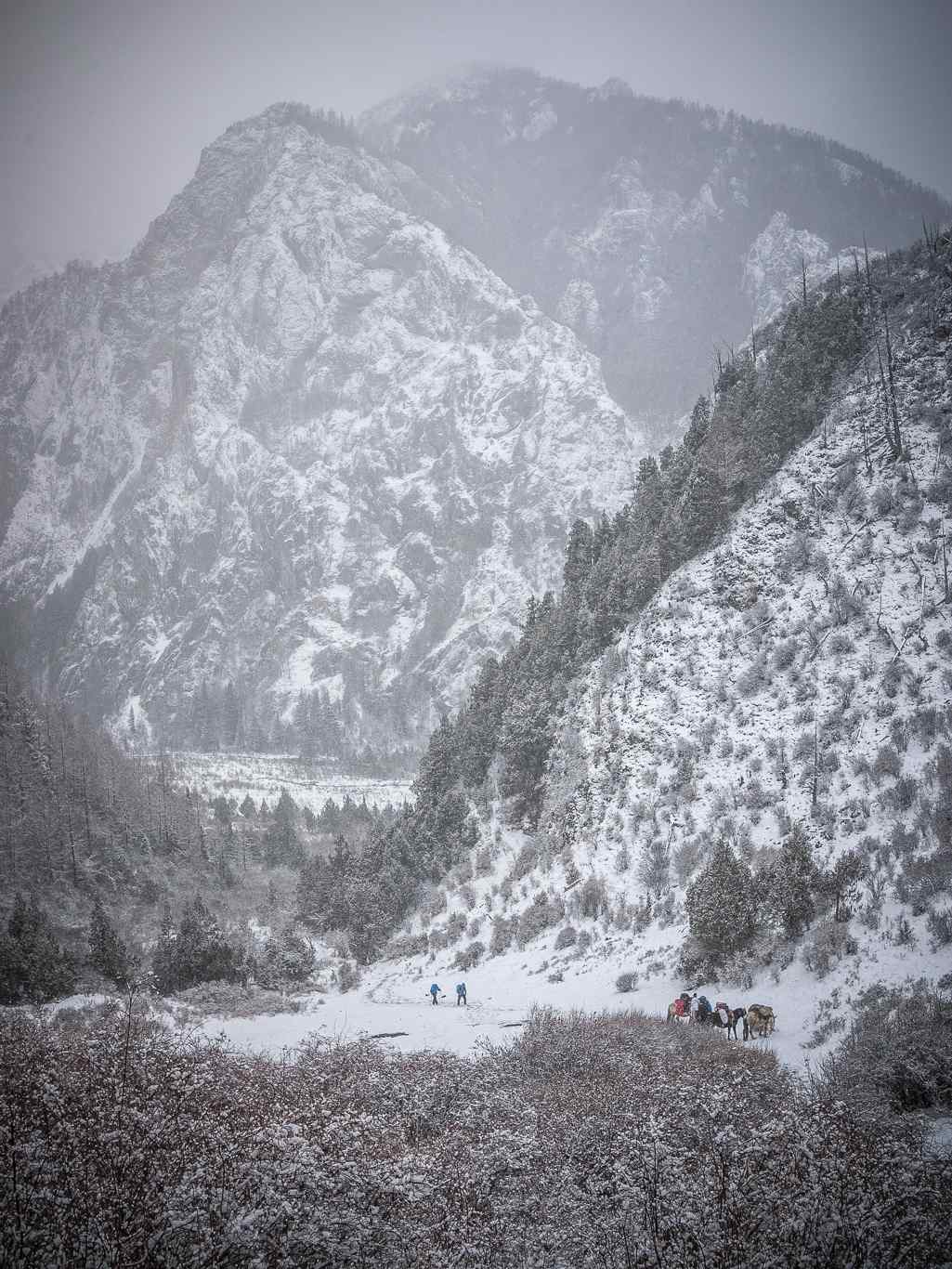 层峦叠嶂的山峰风景手机壁纸