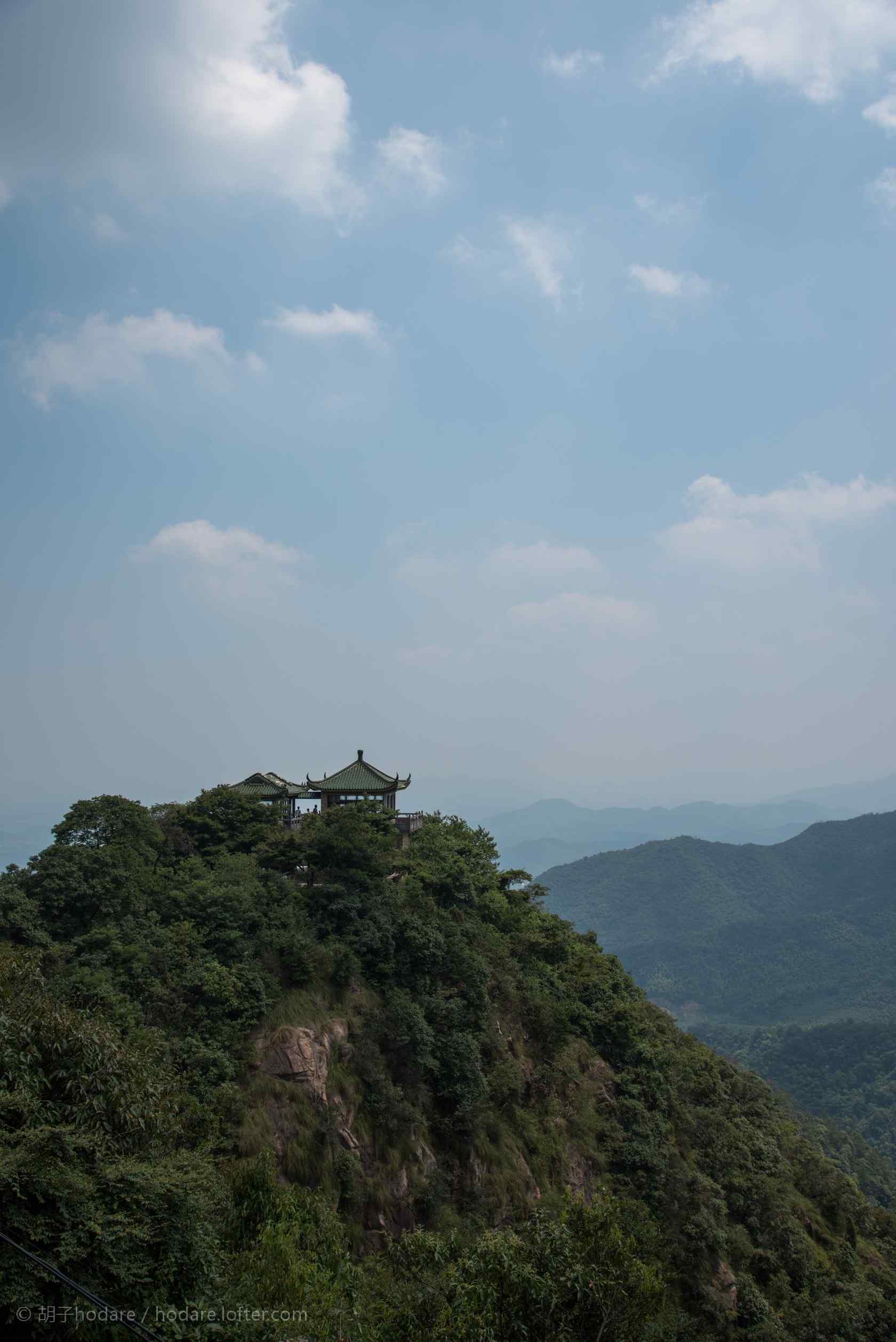 蓝天下的莫干山山顶风景手机壁纸