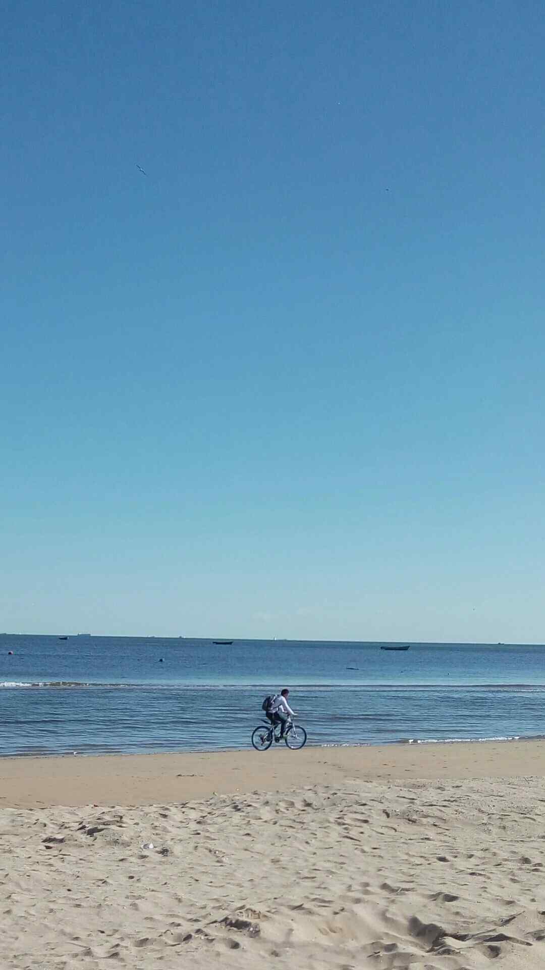 小清新的北戴河海天一线风光手机壁纸