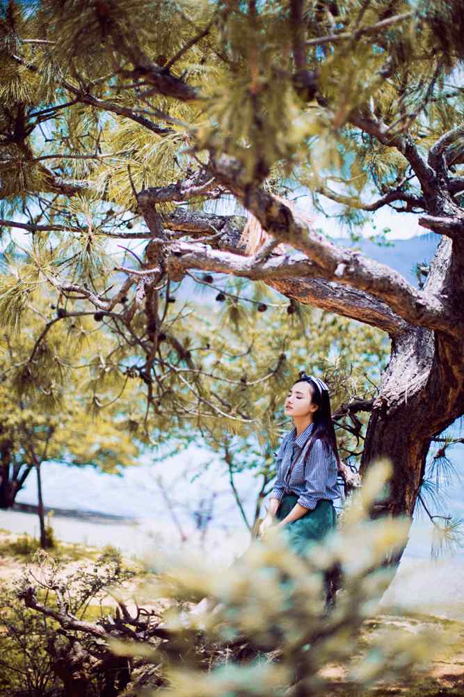 美女泸沽湖文艺写真手机壁纸