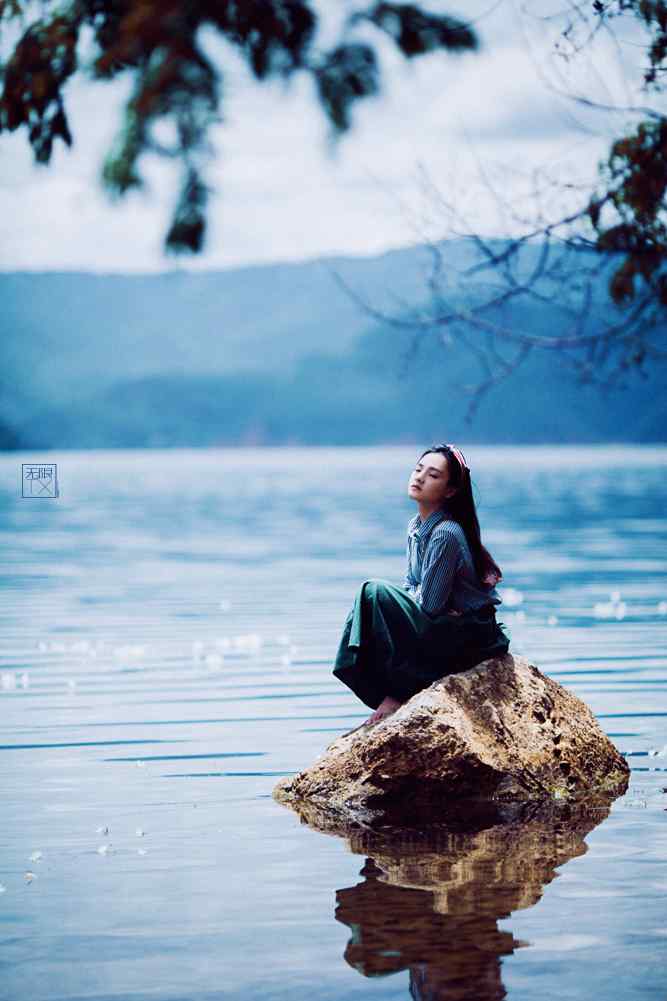 泸沽湖美女写真高清手机壁纸