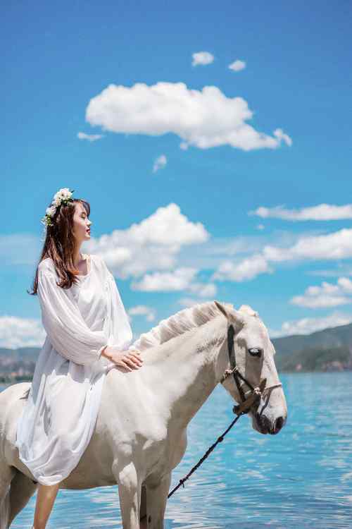 泸沽湖美女骑马写真手机壁纸