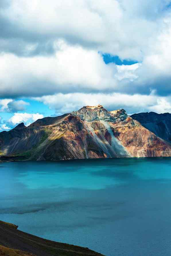 避暑圣地长白山天池手机壁纸