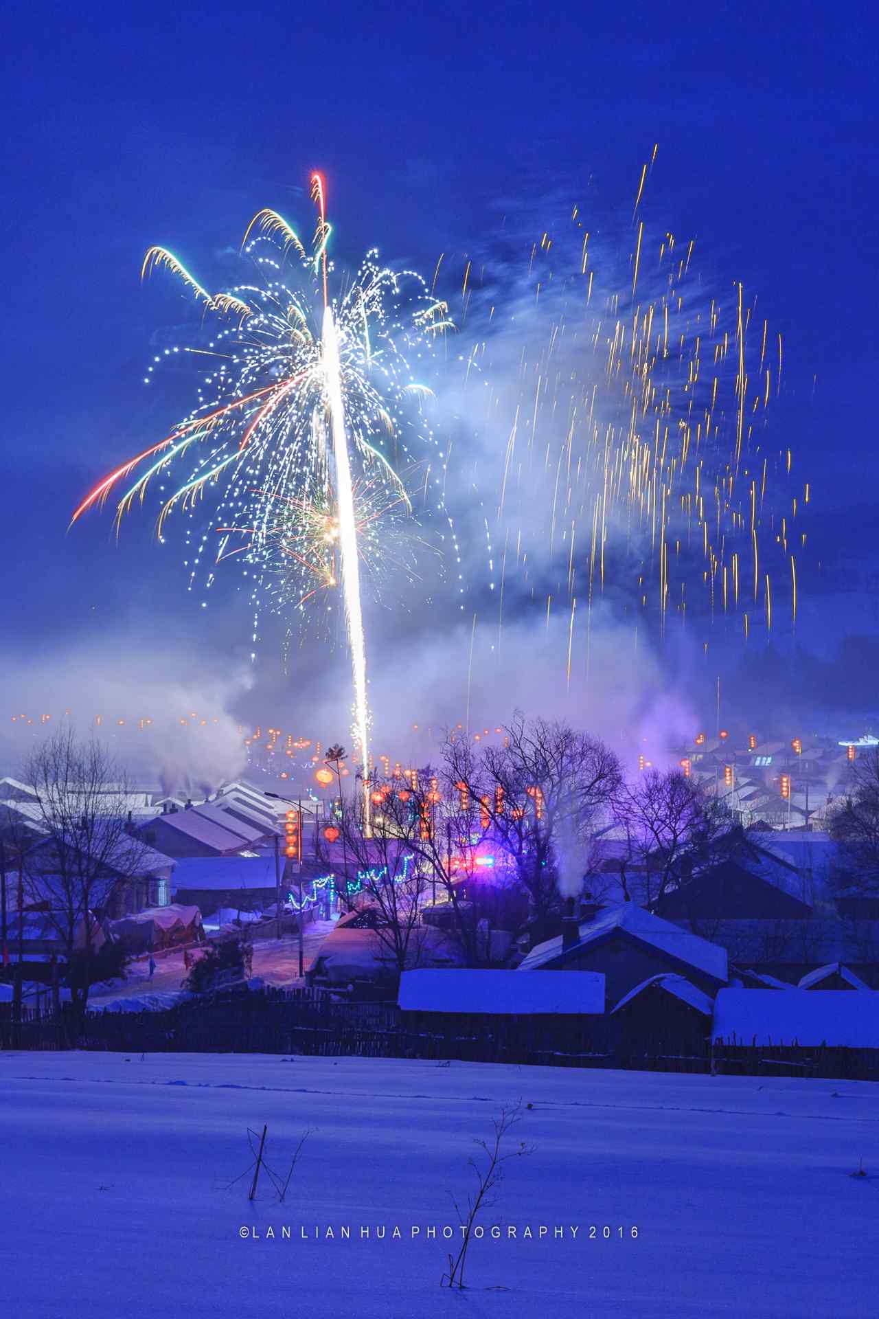 东北雪地里美丽的烟花图片集