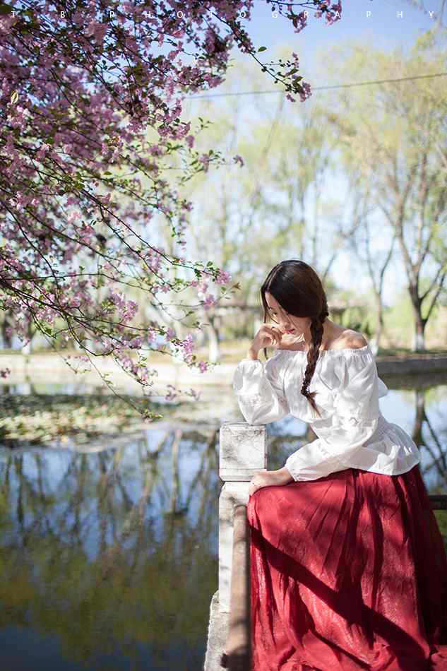 美丽海棠花下的女子手机壁纸（6张）