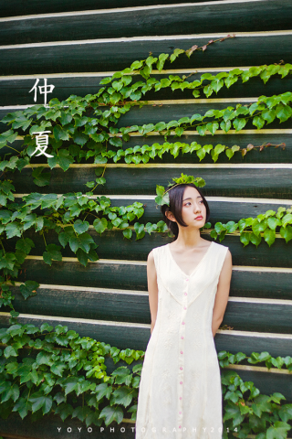 绿色爬山虎与美女手机壁纸