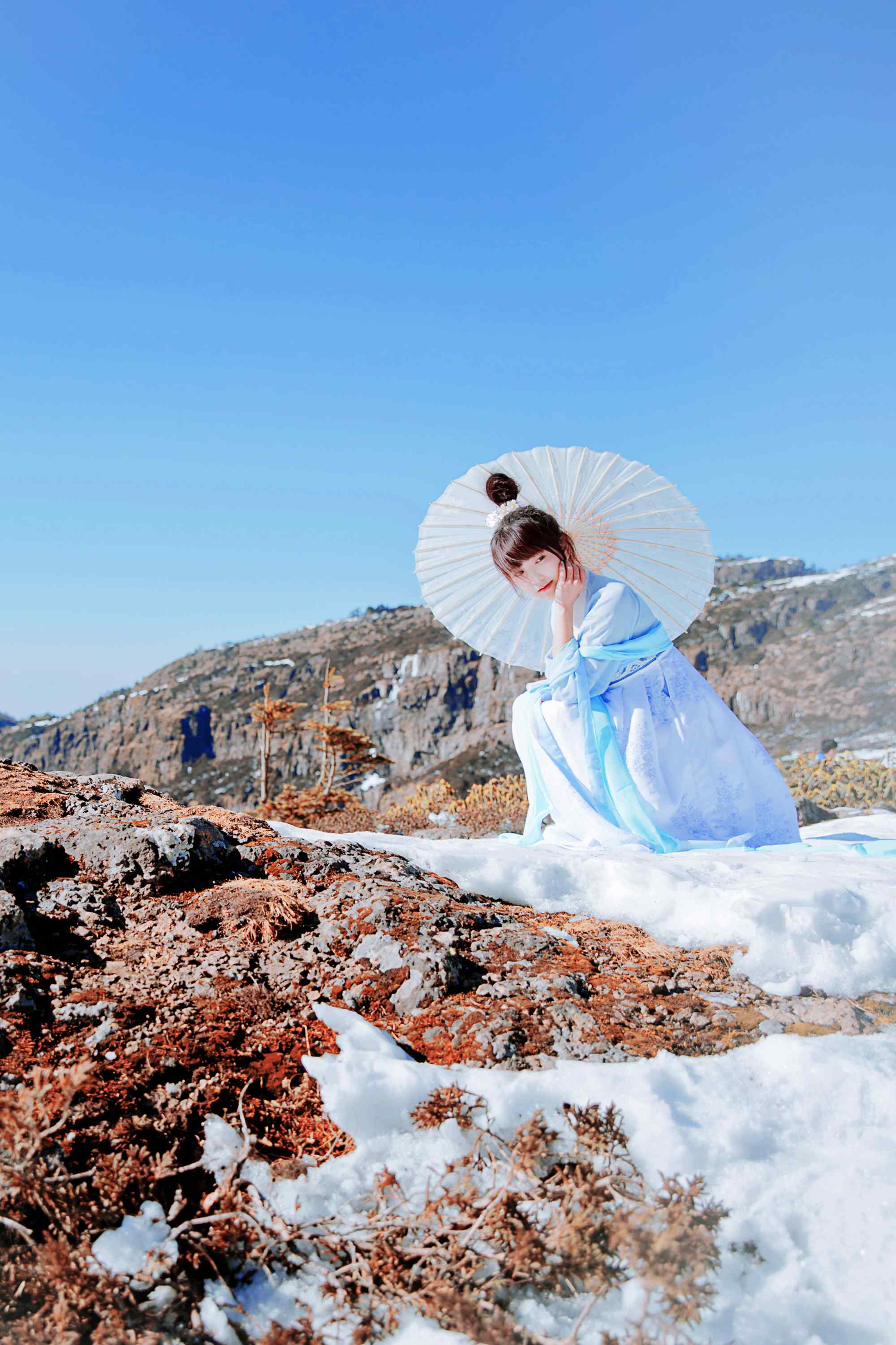 可爱的小美女雪景写真手机壁纸