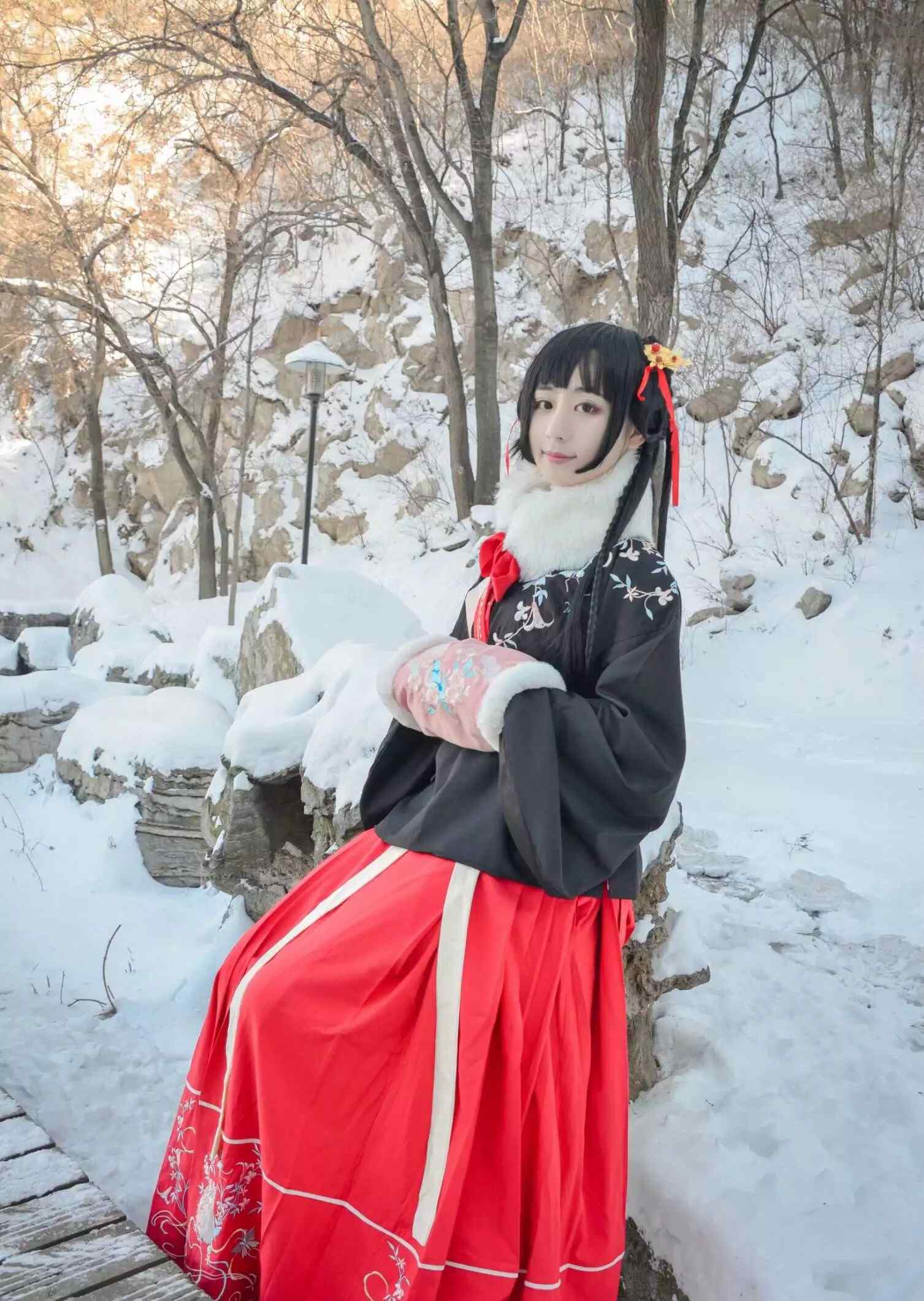 汉服袄裙—冬日雪中少女游园手机壁纸