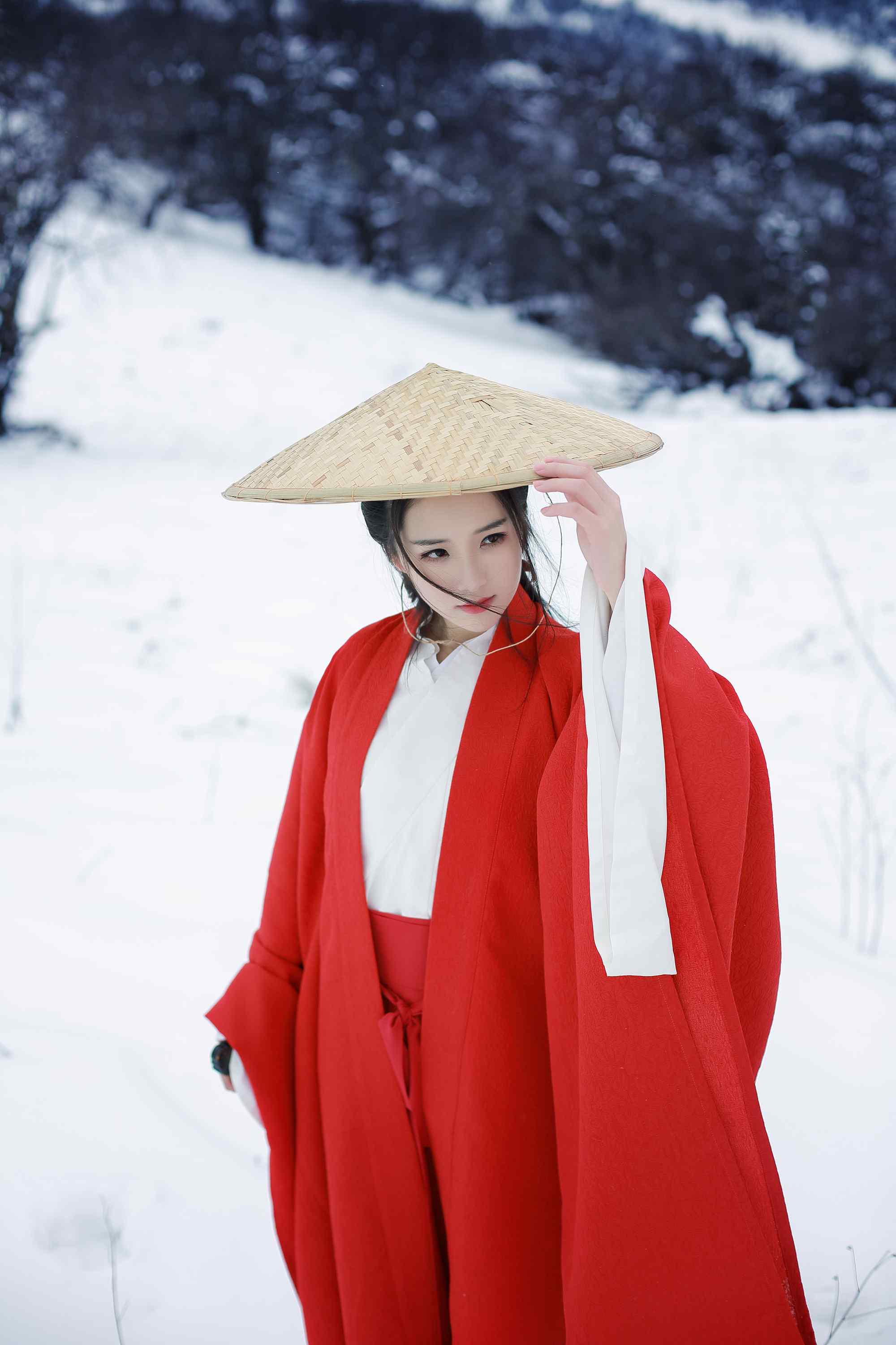 汉服褙子—冬日雪中一袭红衣美女手机壁纸