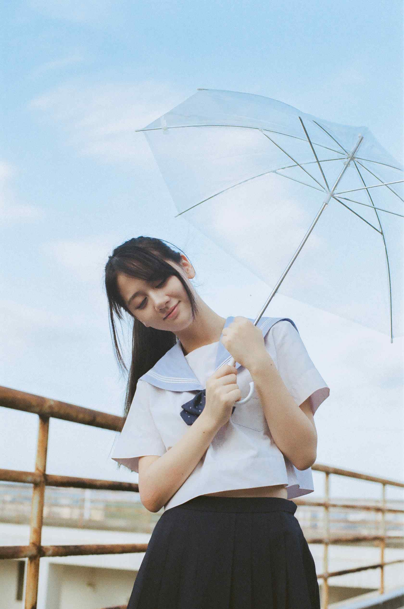 JK制服—雨中可爱动人的美女手机壁纸