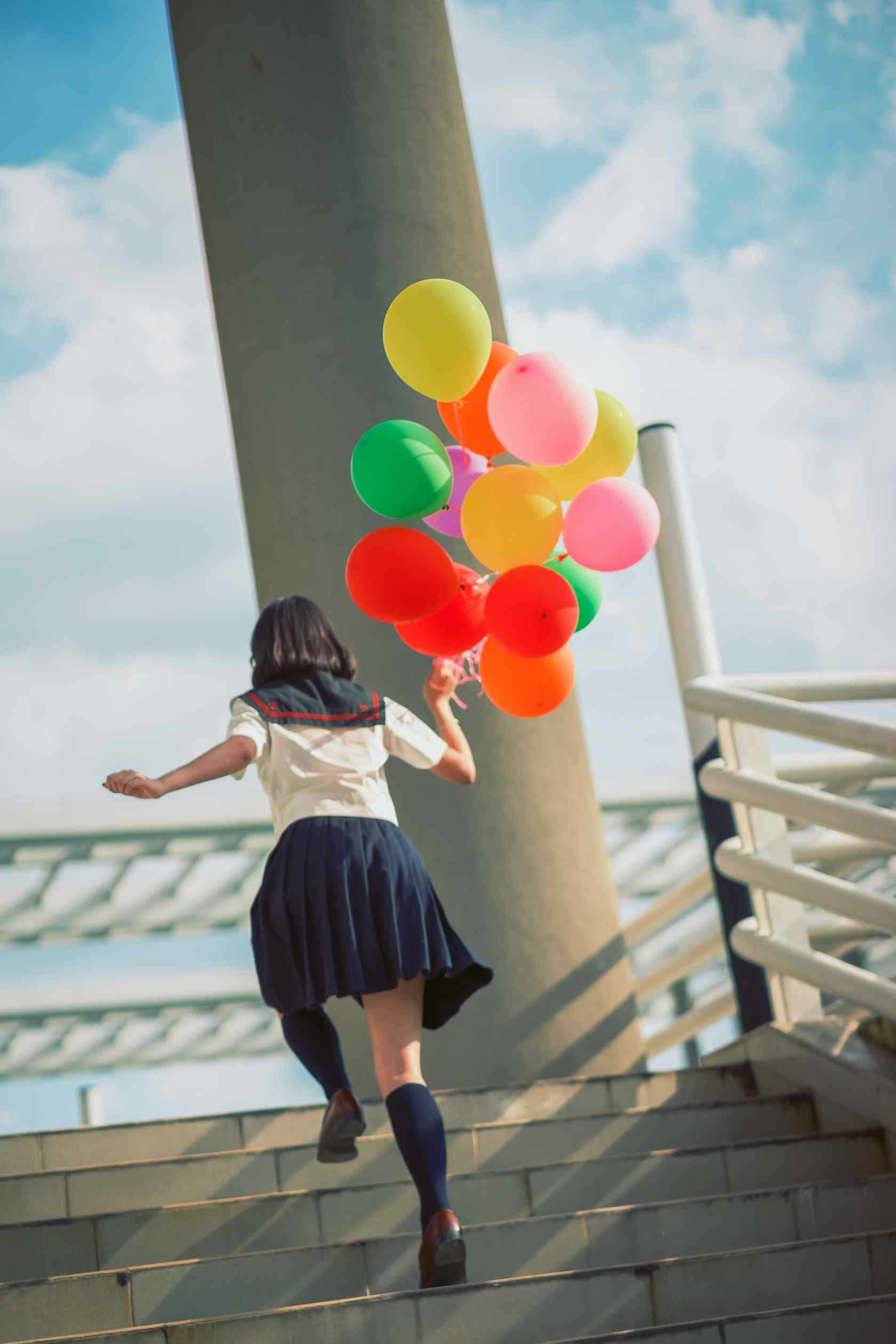 JK制服—活蹦乱跳的少女手机壁纸