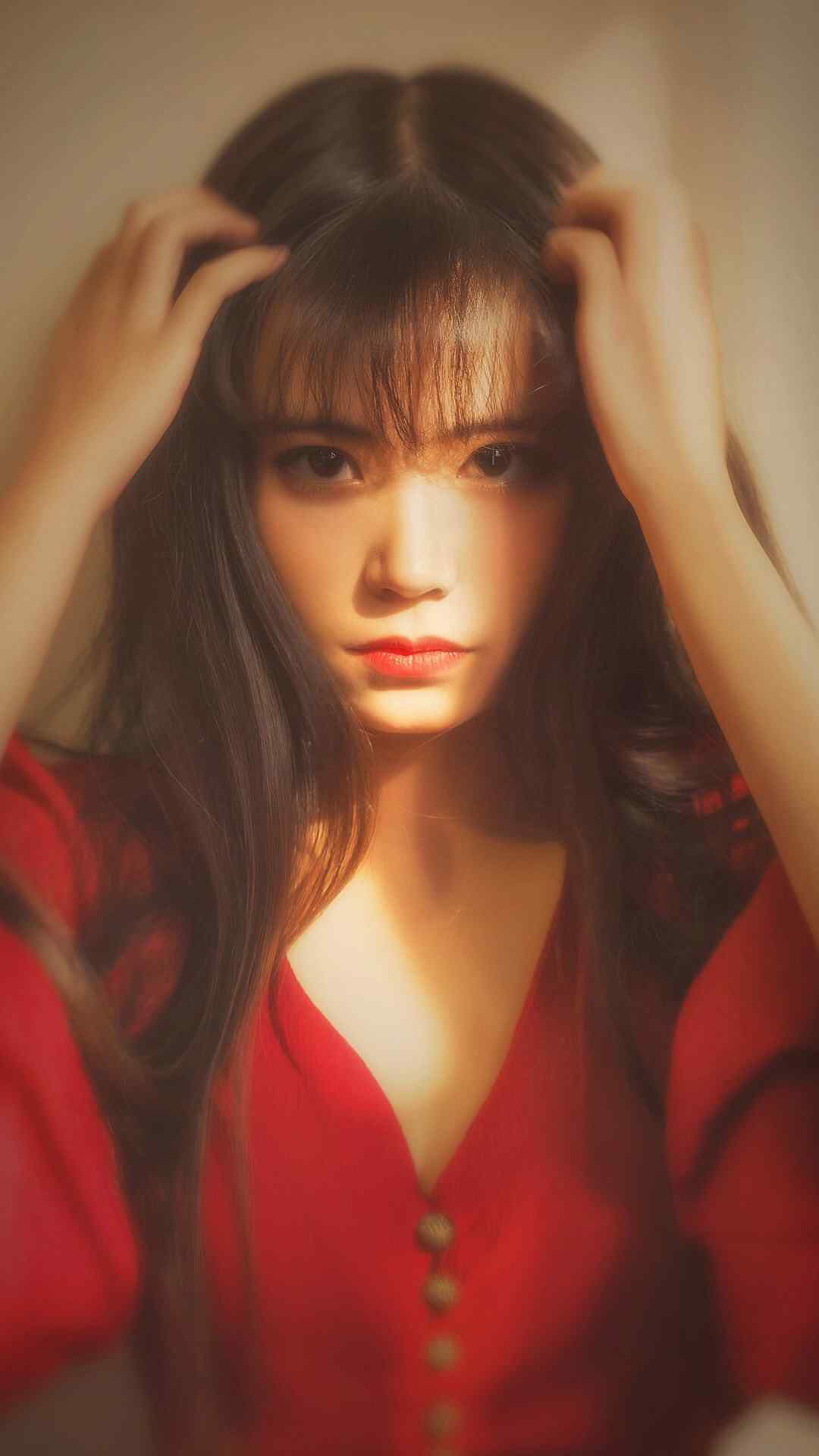 长发红衣美女写真手机壁纸