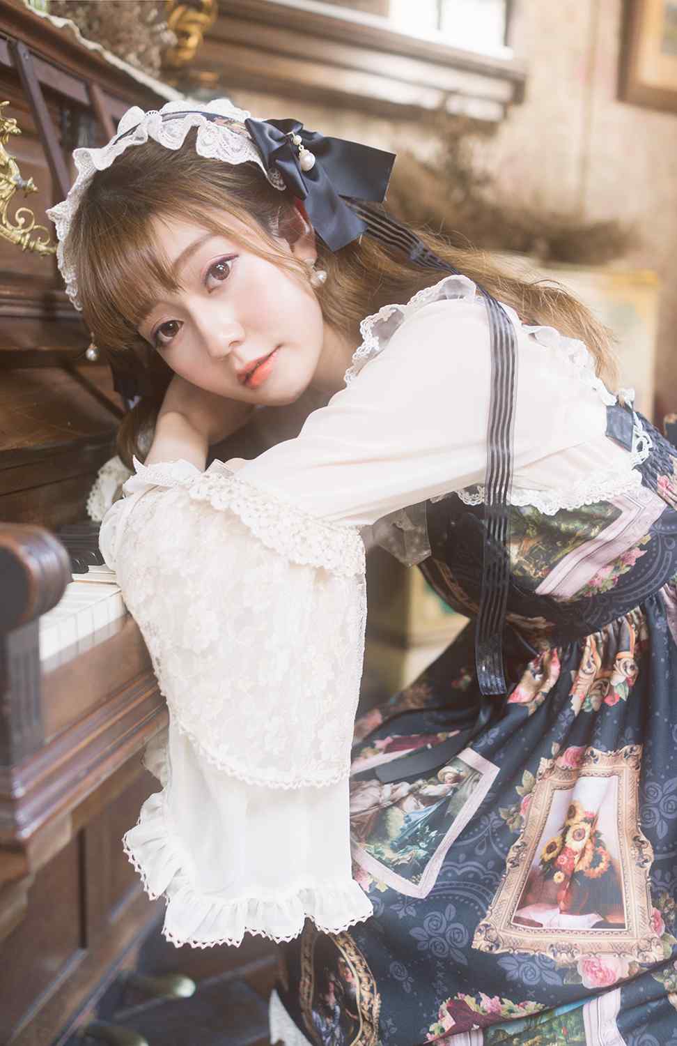 lolita洋装—趴在钢琴上的可爱少女手机壁纸