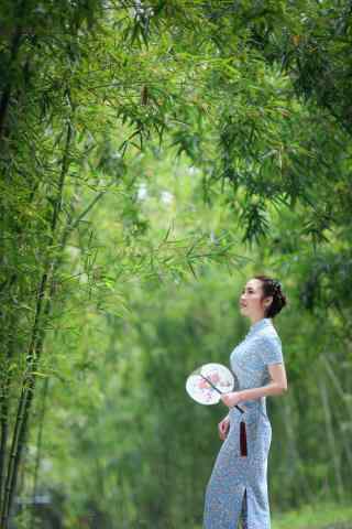 旗袍—林中清纯美女手机壁纸