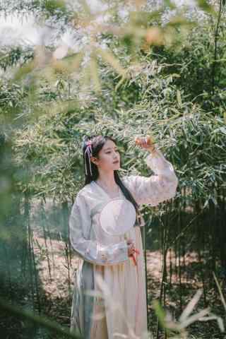 竹林里清纯古风美女手机壁纸