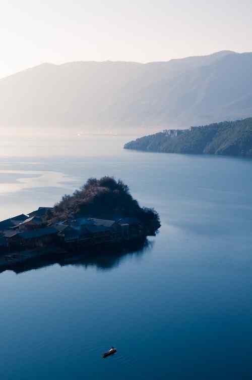 泸沽湖泛舟