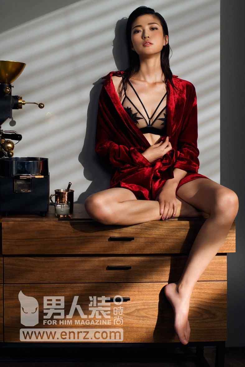 王妍之男人装性感写真手机壁纸