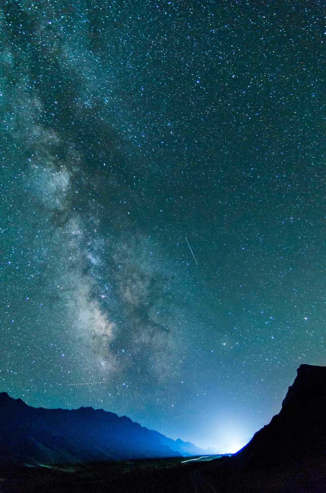 流星雨划过山川手机壁纸