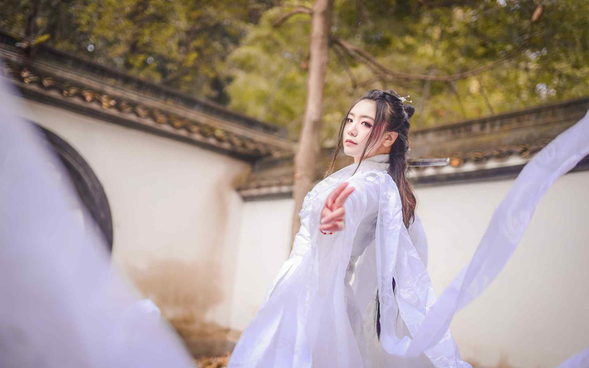 荡秋千美女壁纸