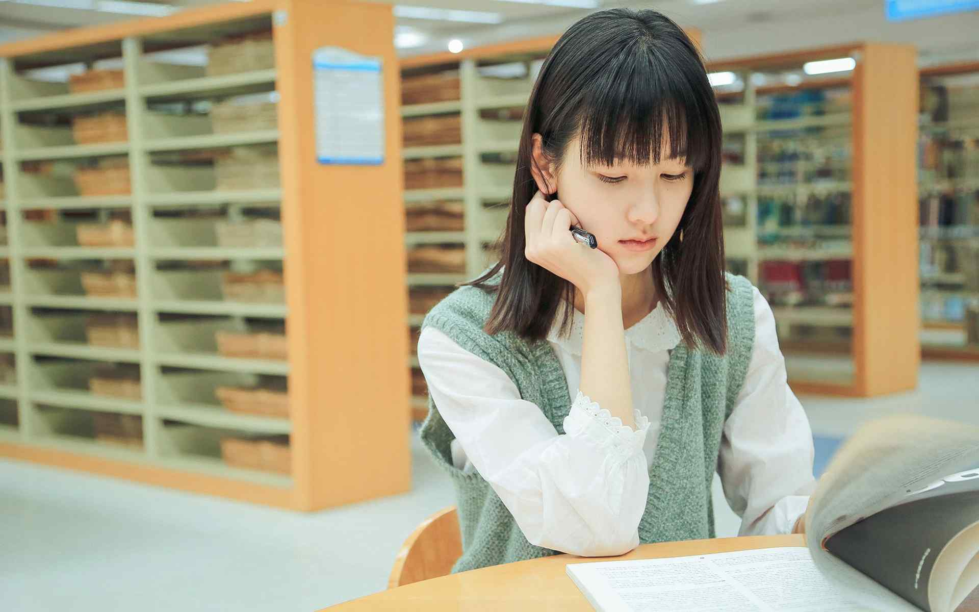 南航美女陈都灵图书馆清新写真桌面壁纸