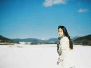 雪地里美丽的女孩写真图片高清桌面壁纸