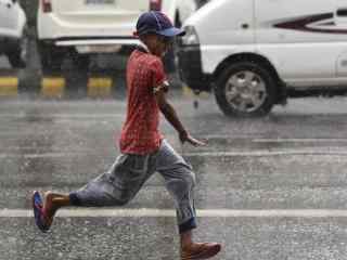 雨中男孩奔跑避雨写实摄影图片高清桌面壁纸