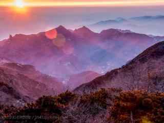 夕阳光晕下的泰山桌面壁纸