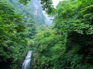 绿色护眼的峨眉山瀑布山水桌面壁纸