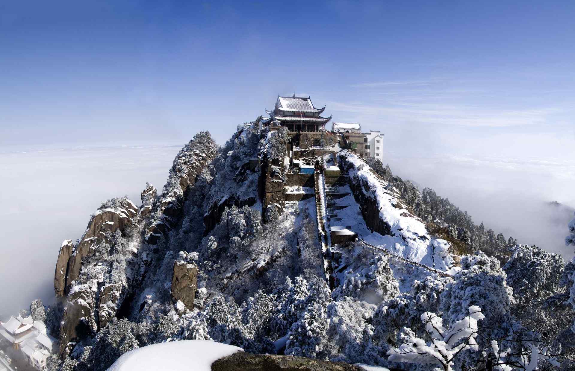 冬日里雪天的黄山奇景桌面壁纸