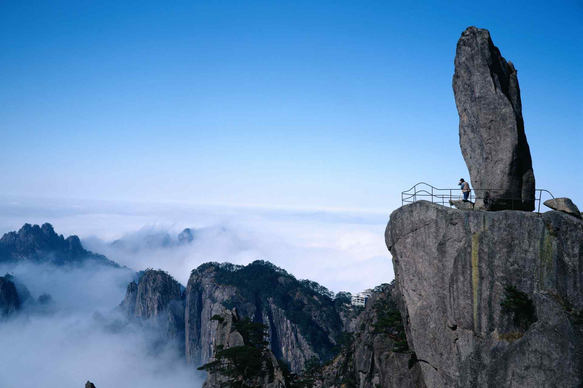 黄山奇石雄伟壮丽桌面壁纸