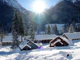 清新唯美的日本山屋雪景图桌面壁纸