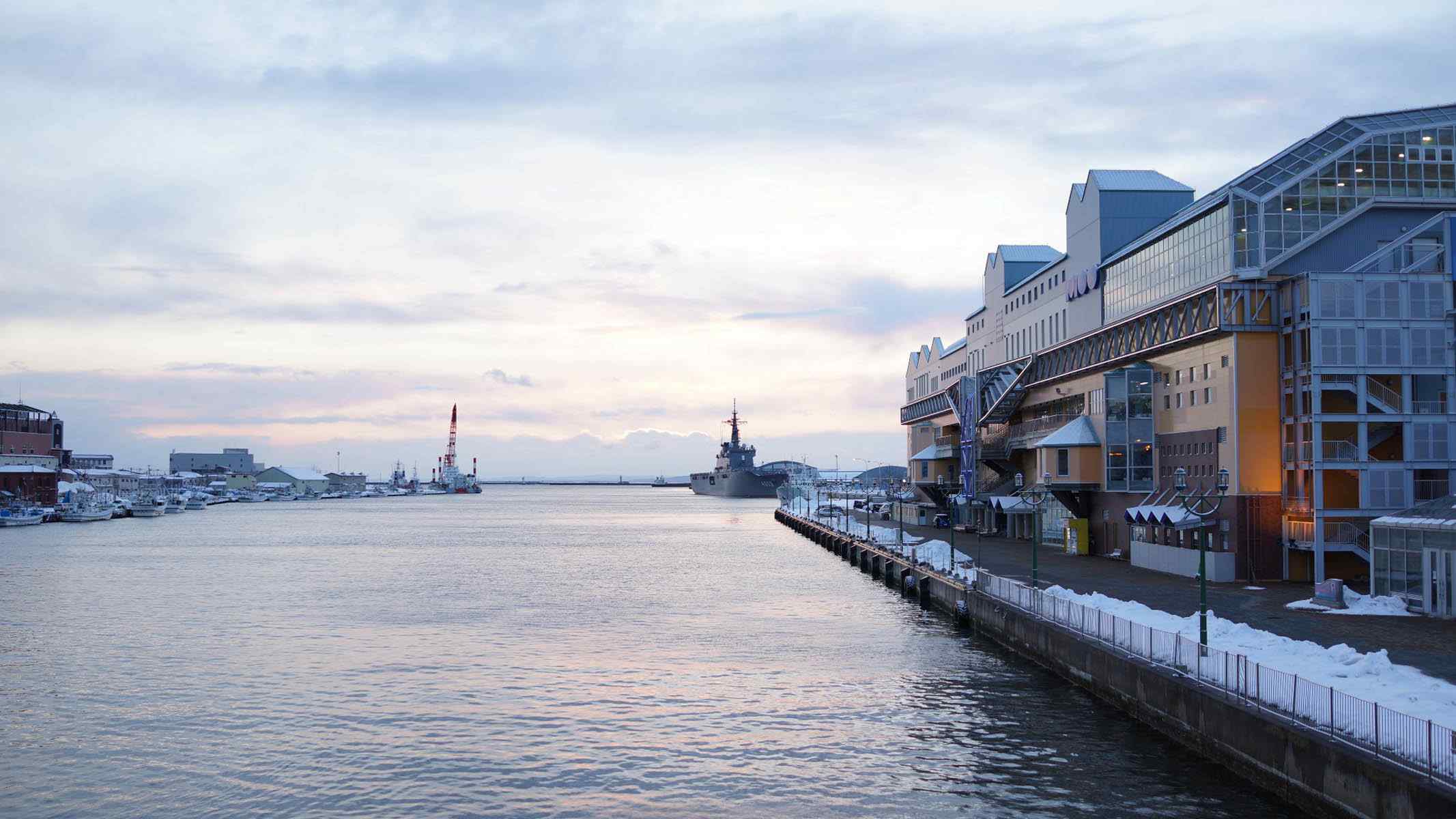 黄昏河边美丽的雪景北海道风光桌面壁纸