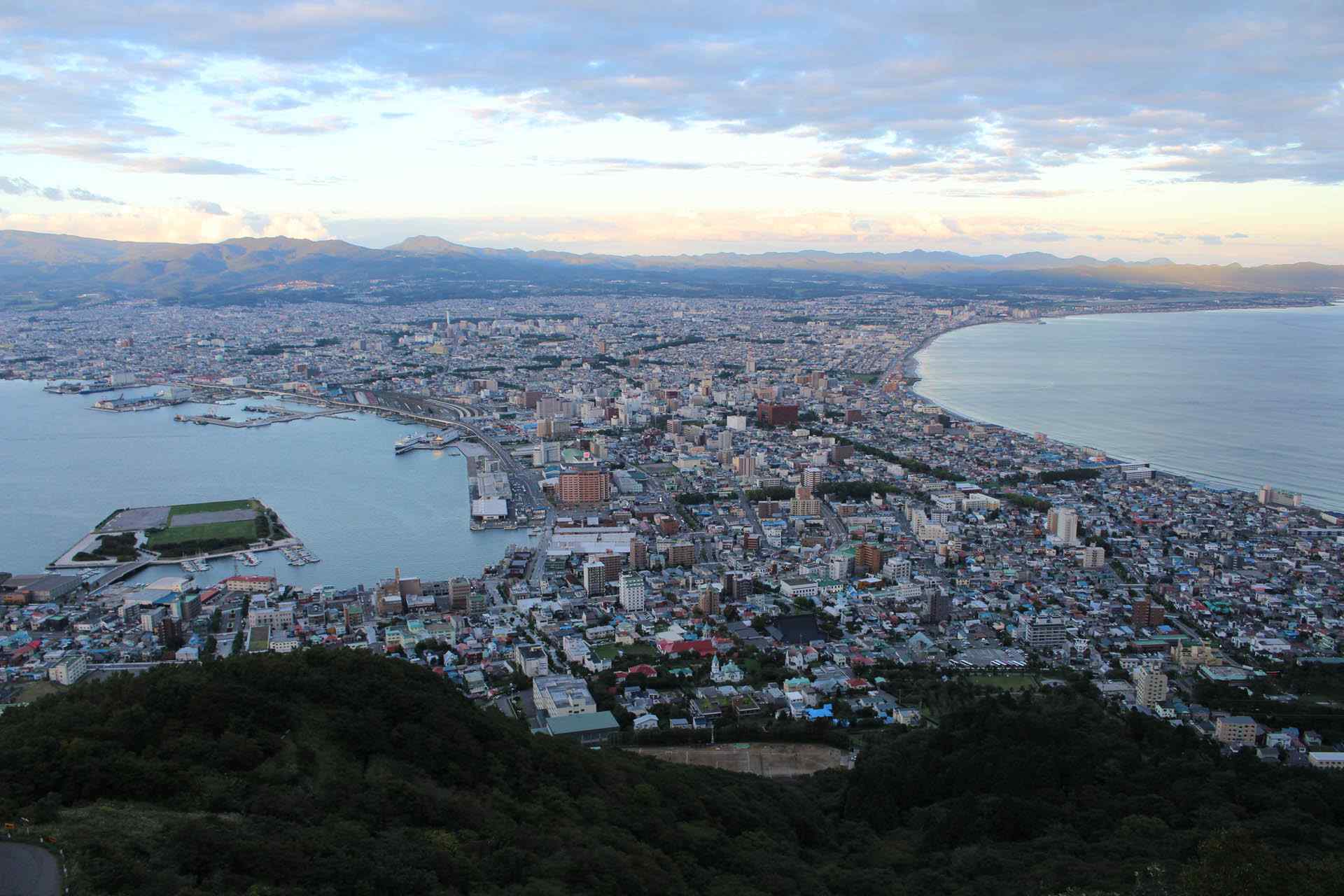 日出俯瞰函馆夜景地北海道风光桌面壁纸