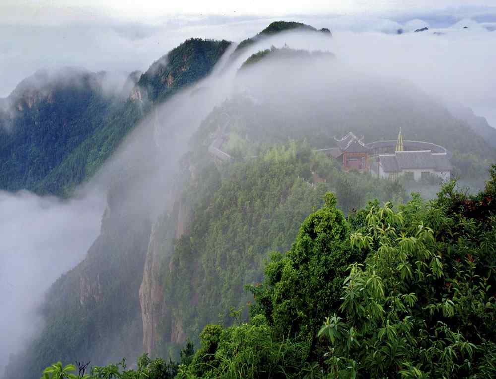 烟雾缭绕的山景仙居景星岩风光桌面壁纸