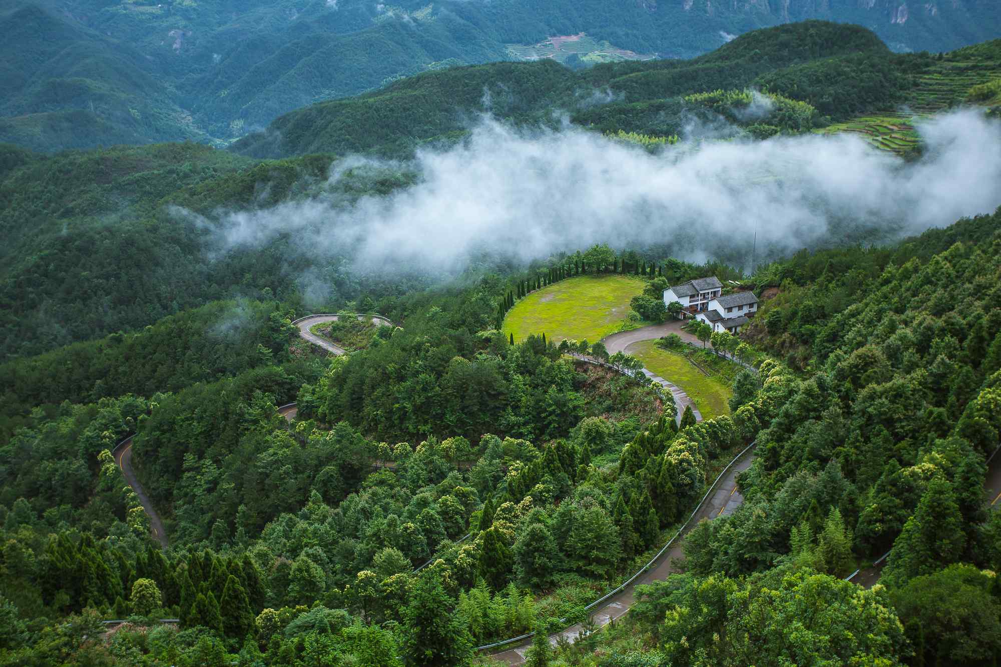 清晨烟雾缭绕的仙居景星岩图片桌面壁纸