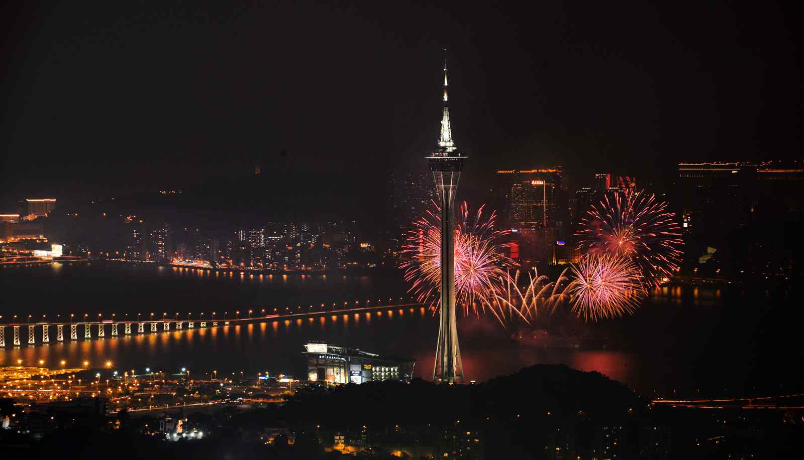 澳门上空绚丽的烟花夜景桌面壁纸