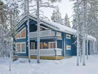 芬兰林中小屋浪漫雪景桌面壁纸