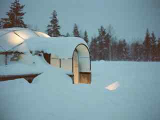 芬兰浪漫雪中玻璃屋桌面壁纸