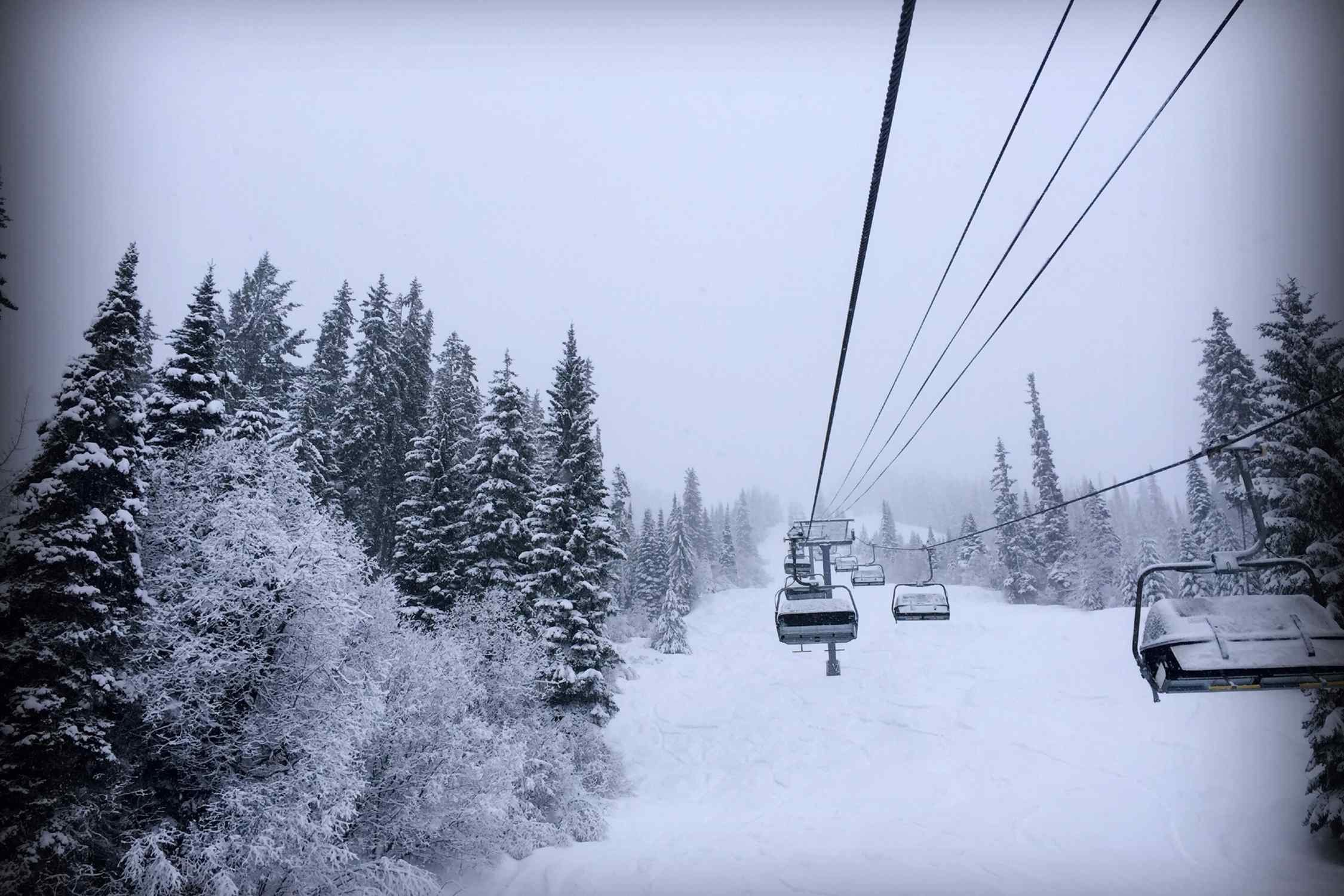 灰色的世界冰天雪地的滑雪场桌面壁纸