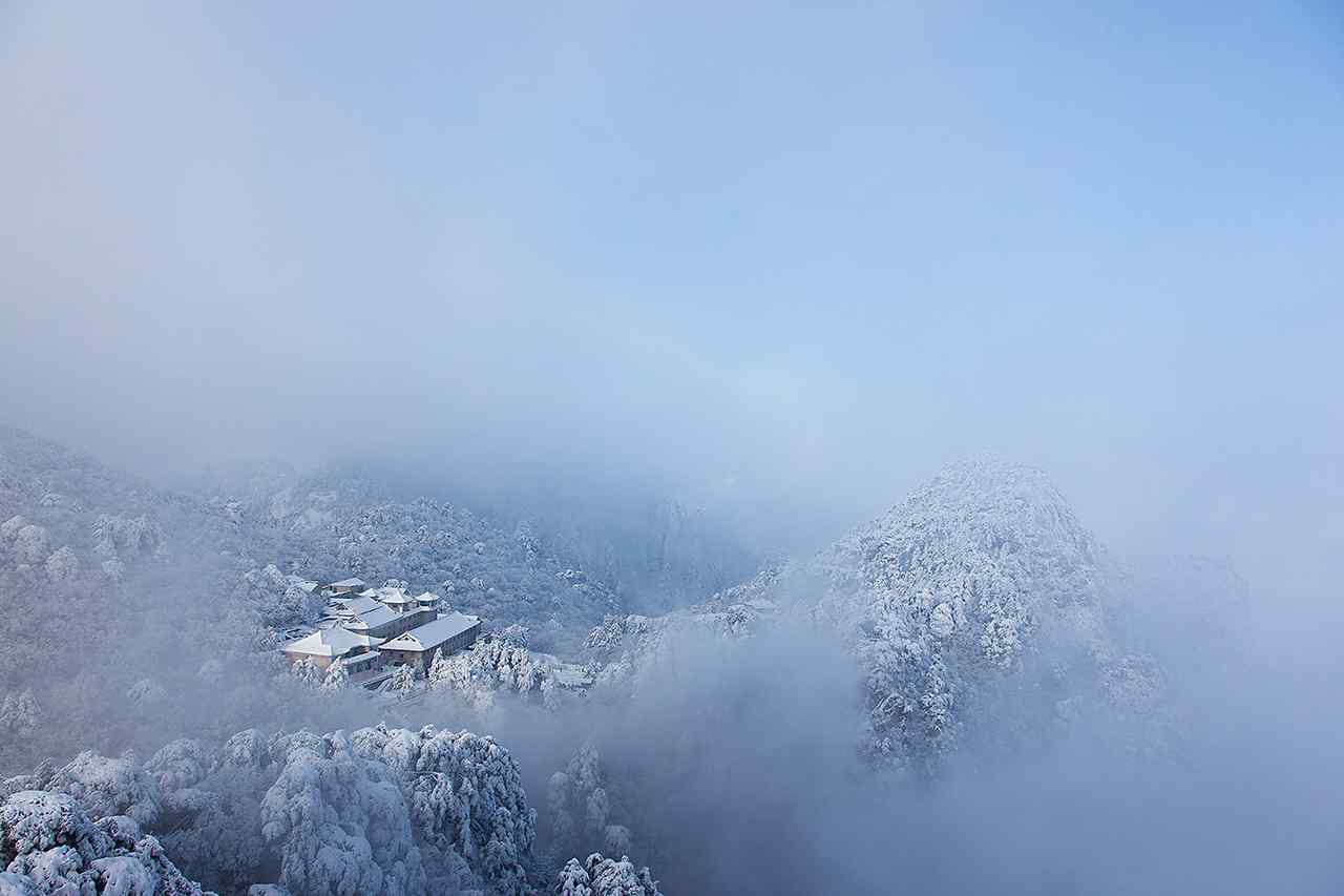 黄山雾中雪景桌面壁纸