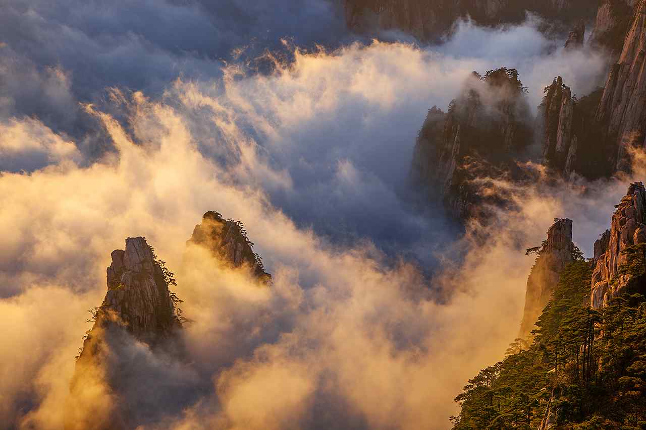 黄山翻腾的云海日出桌面壁纸