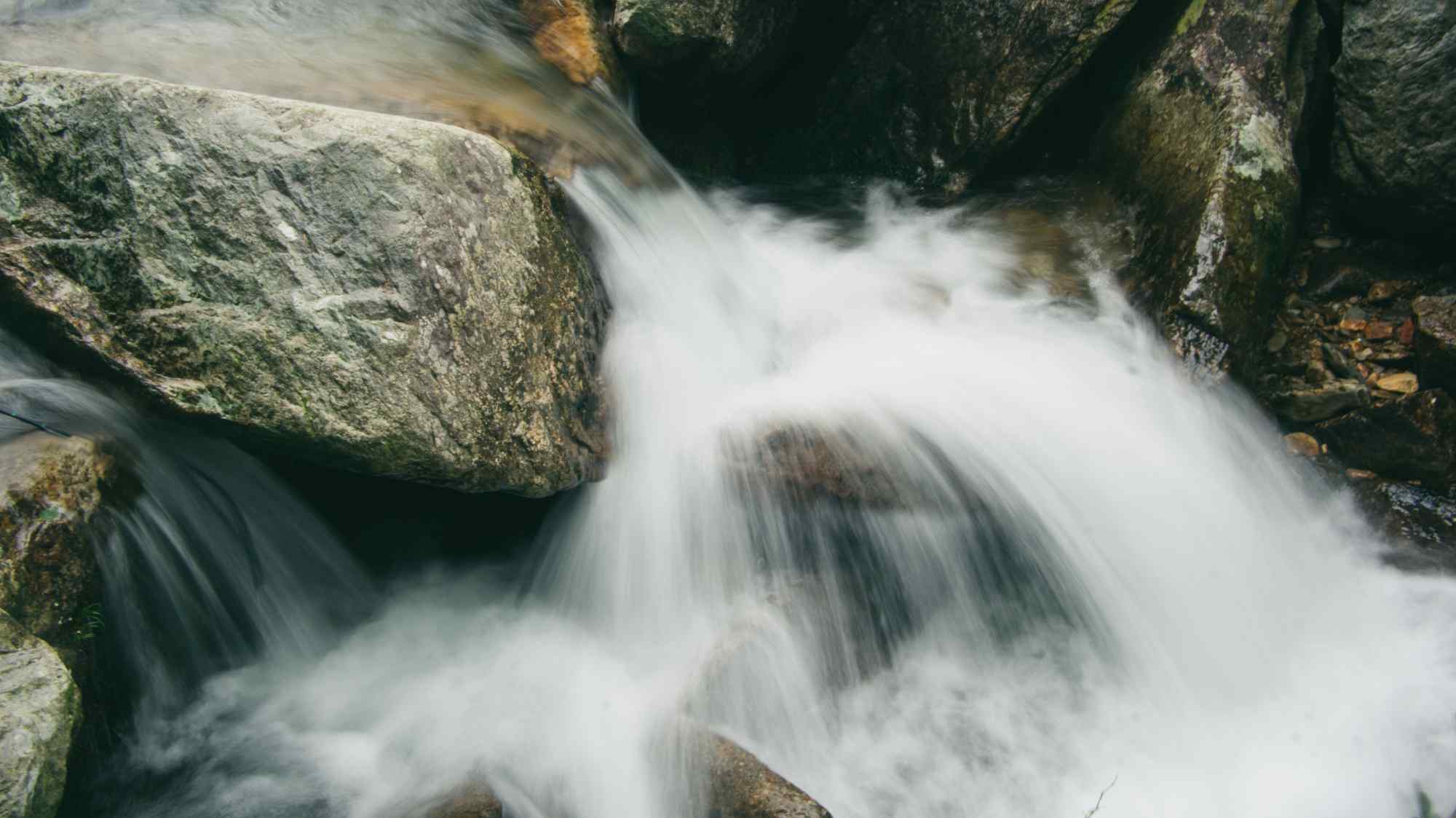 庐山清澈的山间溪流桌面壁纸