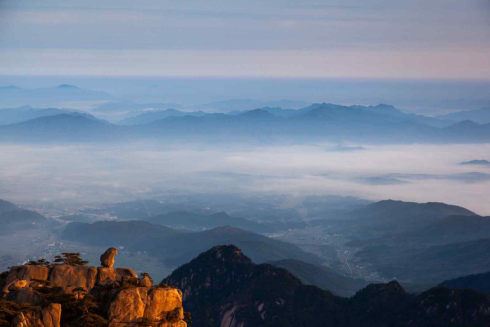 黄山洒满阳光的山顶桌面壁纸