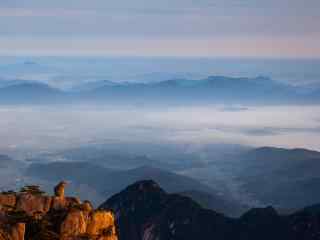 黄山洒满阳光的山顶桌面壁纸