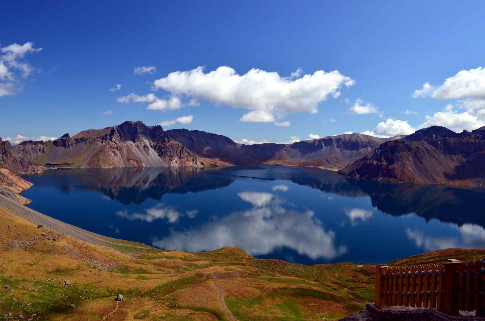 夏季晴朗的长白山天池风景图片桌面壁纸