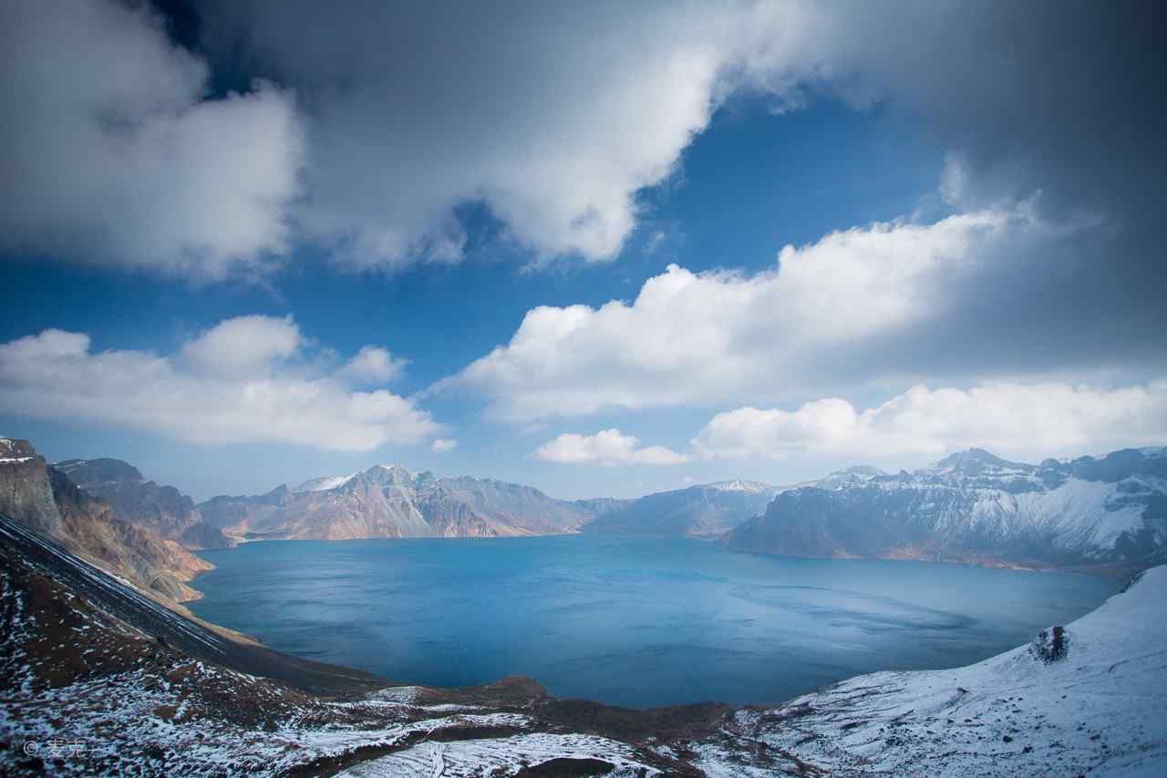 长白山天池的蓝天白云风景图片桌面壁纸